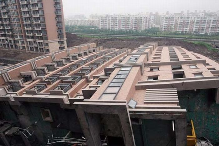 Китайські будівельники заощадили на арматурі (13 фото)