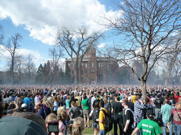 20 квітня в університеті Колорадо (24 фото)