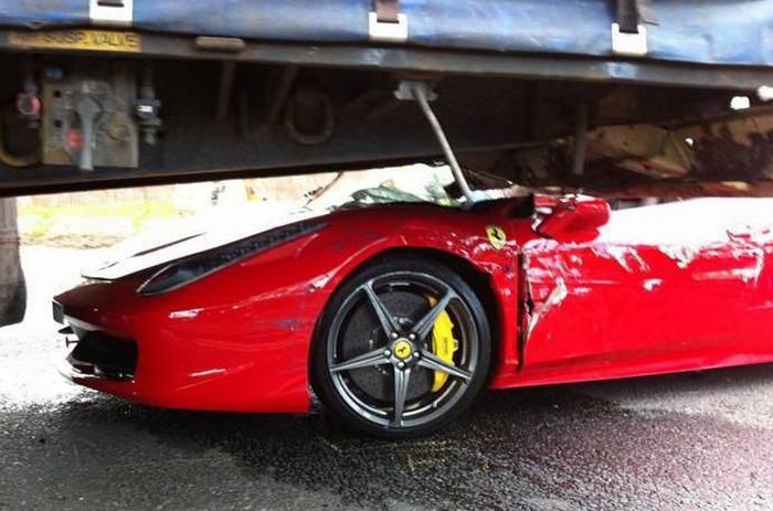 Аварія з участю Ferrari (8 фото)