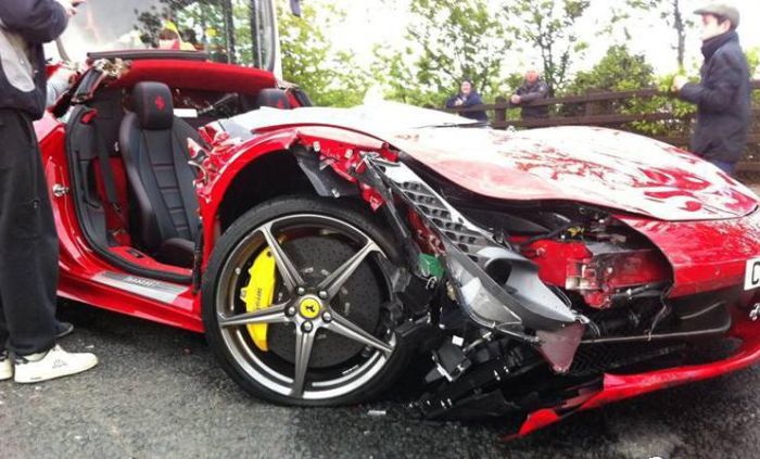 Аварія з участю Ferrari (8 фото)