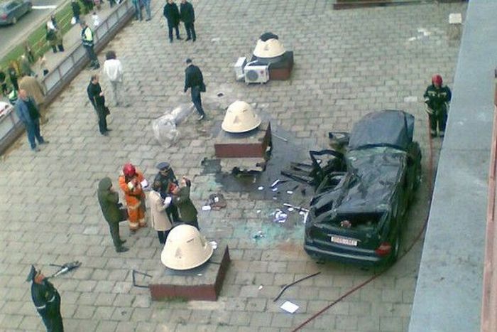 Позашляховик Мерседес впав з багатоповерхового паркінгу (14 фото)