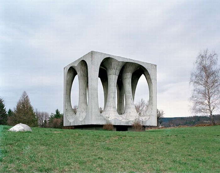 Занедбані памятники колишньої Югославії (26 фото)