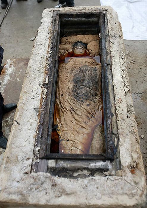 Будівельники знайшли мумію (13 фото)
