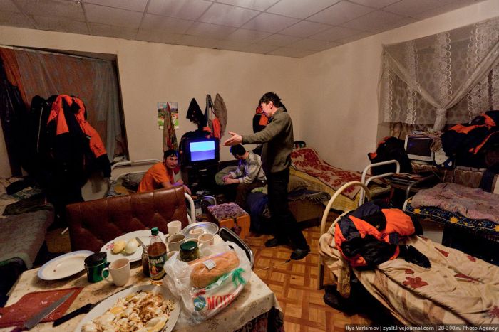 Нелегальний гуртожиток гастарбайтерів на околиці Москви (19 фото)