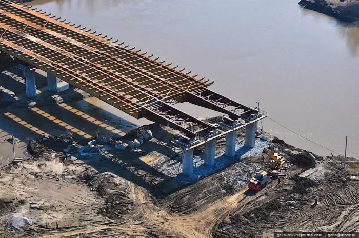 Будівництво мосту. З висоти пташиного польоту (27 фото)
