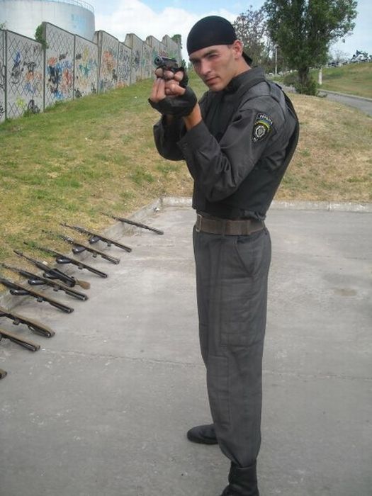 Суворі хлопці української міліції (34 фото)