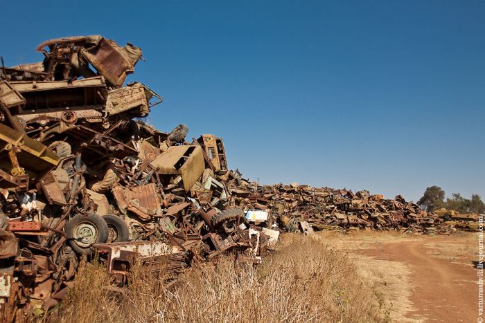 Кладовище військової техніки в Еритреї (30 фото)