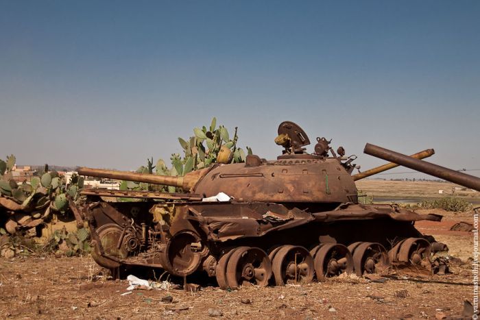 Кладовище військової техніки в Еритреї (30 фото)