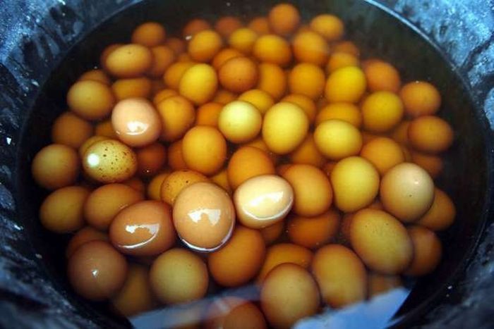 Яйця, зварені в сечі (4 фото)