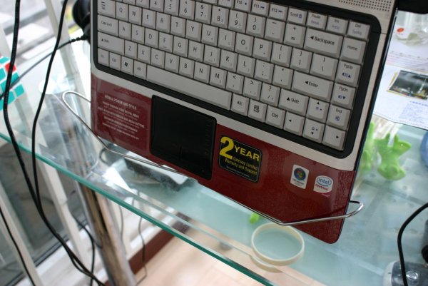 Эргономичная подставка для ноутбука из вешалки самоделкин