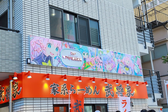 Японские девочки-припевочки покажут вам другую реальность: самое популярное кафе каваий открылось в Акихабаре Искусство