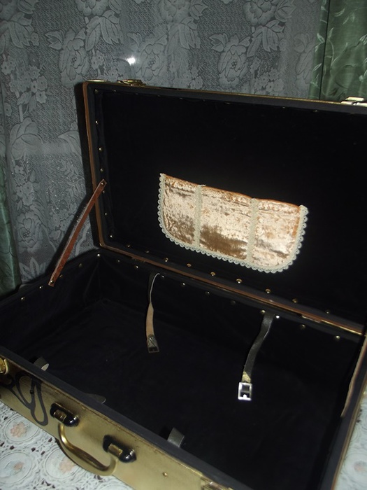 Переделка - старый чемодан в новый декор