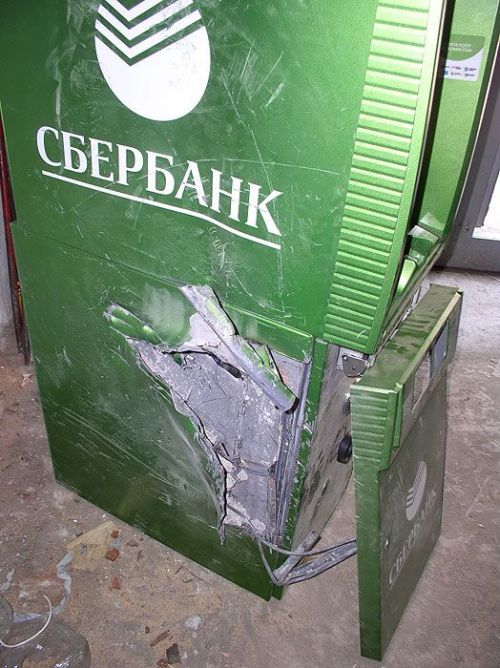 Банкомат проти сокири (6 фото)