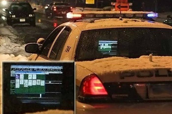 Підбірка поліцейських, які грають в солітер під час роботи (9 фото)