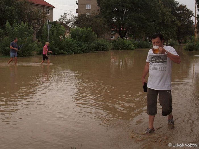 Люди, напивающиеся під час повені (30 фото)
