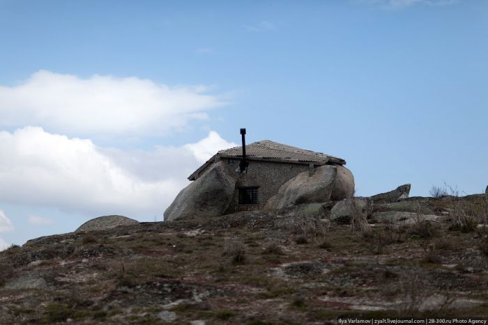 Казковий будинок всередині каменю (21 фото)