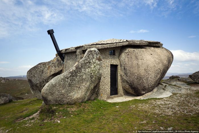 Казковий будинок всередині каменю (21 фото)