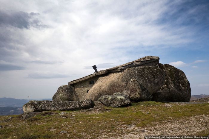 Казковий будинок всередині каменю (21 фото)