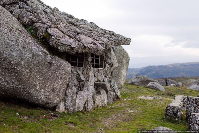 Казковий будинок всередині каменю (21 фото)