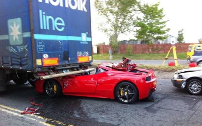 Аварія з участю Ferrari (8 фото)