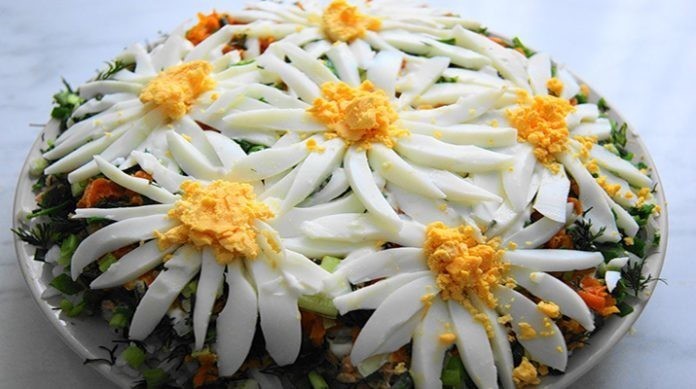 Слоеный салат «Ромашковое поле» кулинария
