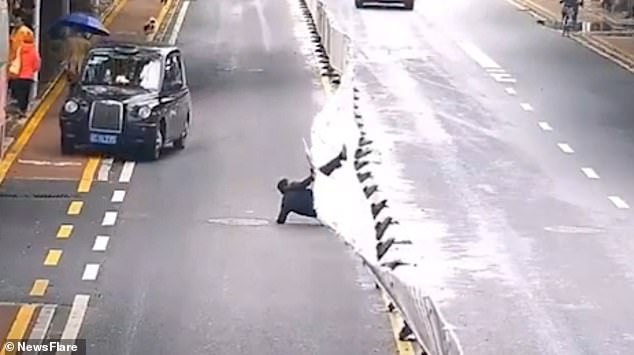 А вот не надо перебегать где попало! Поучительное видео авто и мото