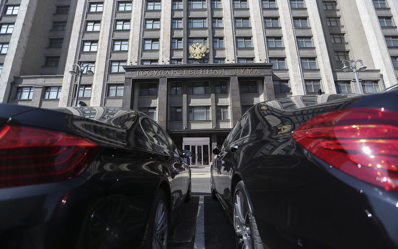 Депутаты разрешили чиновникам покупать дорогие иномарки Госдума