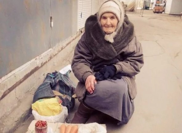 «Так вы что, и помидорки забираете?» — старушка не поверила в происходящее Жизнь