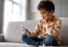 Раннє використання смартфонів пов’язане зі зростанням проблем зі здоров’ям у підлітків