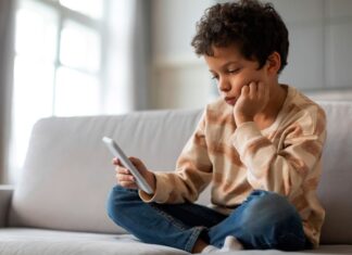 Penggunaan Ponsel Pintar Sejak Dini Terkait dengan Meningkatnya Kekhawatiran Kesehatan pada Remaja