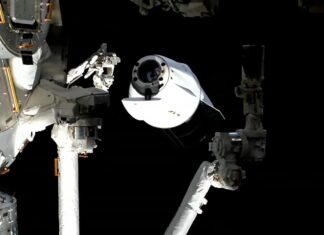 SpaceX Dragon powraca na Ziemię po misji korekcyjnej orbity pionierskiej ISS