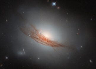 Hubble revela impressionantes faixas de poeira na galáxia NGC 7722