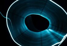 Темні секрети світла: Фізики спостерігають рух швидше за швидкість світла