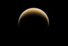 Pluto en Titan delen een mysterieus oppervlaktemolecuul dat niemand kan identificeren
